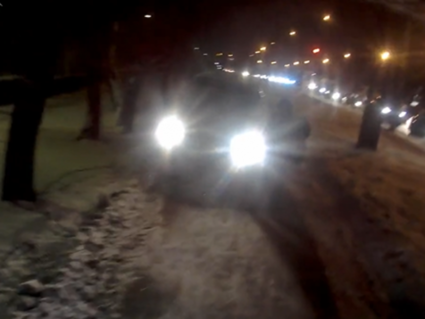 Не поделившего тротуар с пешеходами водителя оштрафовали в Воронеже