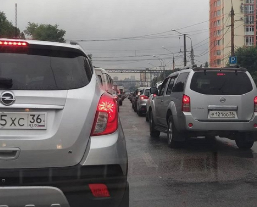 ДТП и дождь парализовали движение на Московском проспекте Воронежа 