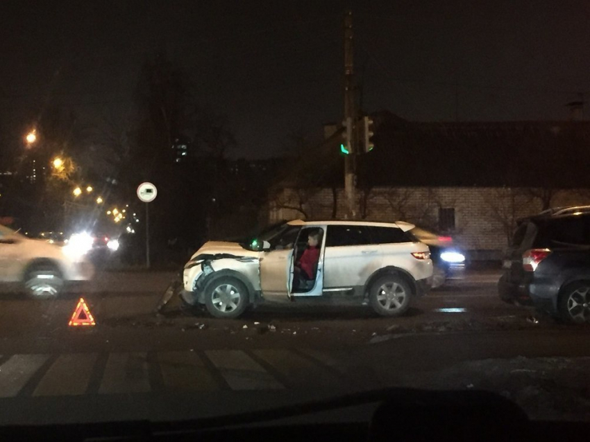 Момент жесткого столкновения Range Rover с Subaru в Воронеже попал на видео