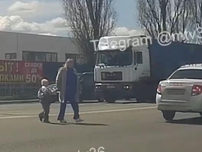 Мать, рискнувшая жизнью ребенка, попала на видео в Воронеже