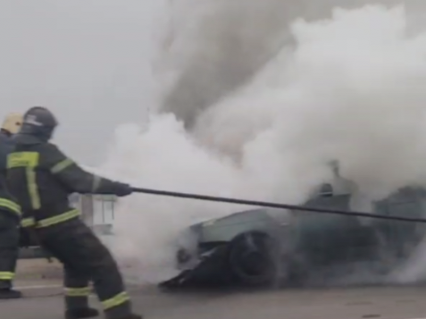 «Лада Приора» вспыхнула как факел на трассе под Воронежем