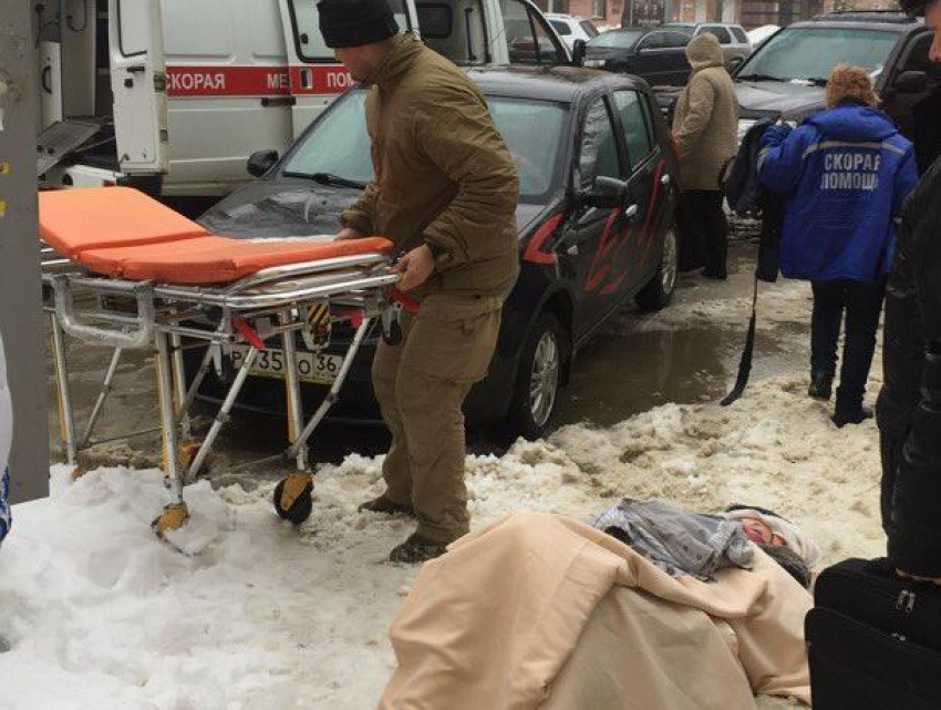 Кровавые последствия падения сосульки на женщину сфотографировали в Воронеже