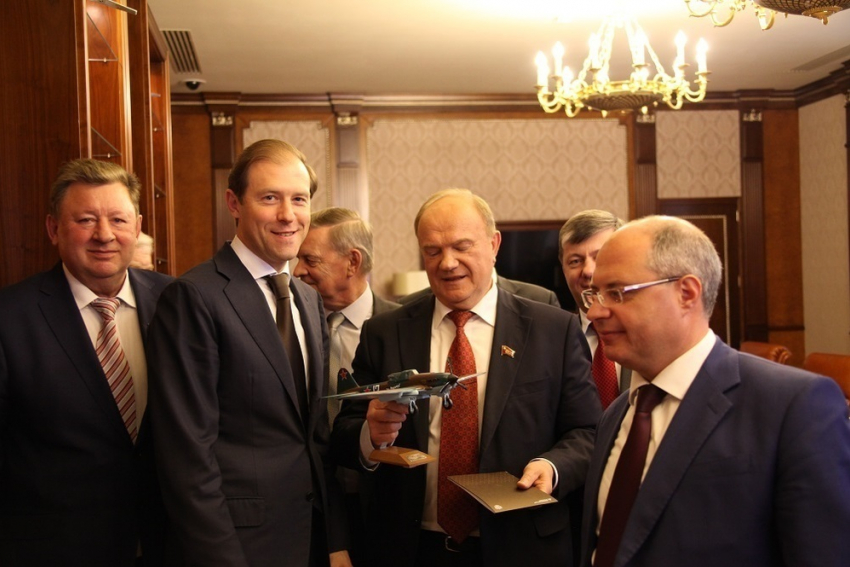 Министр Минпрома РФ Денис Мантуров вручил коммунистам модель легендарного воронежского Ил-2