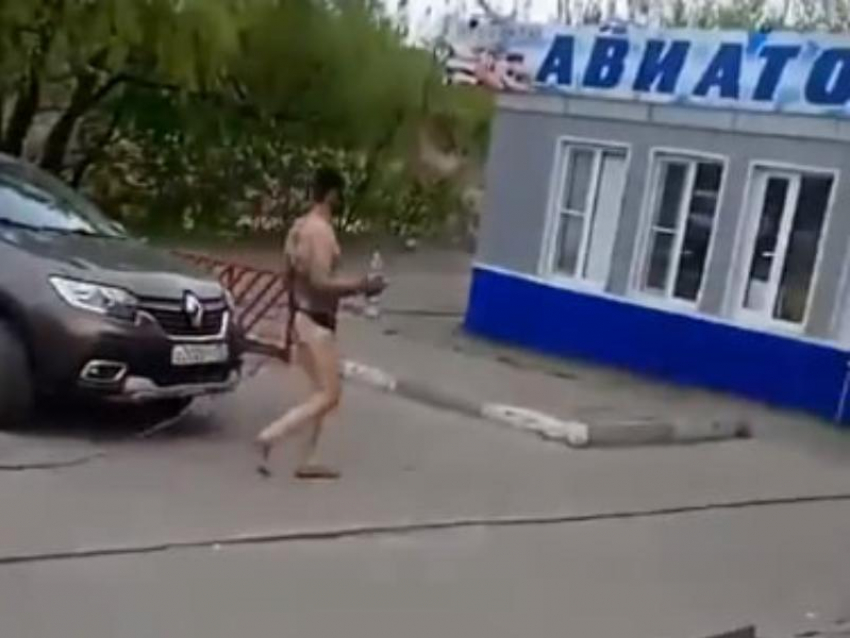 Странный полуголый мужчина с «хвостом» привлек внимание жителей Воронежской области