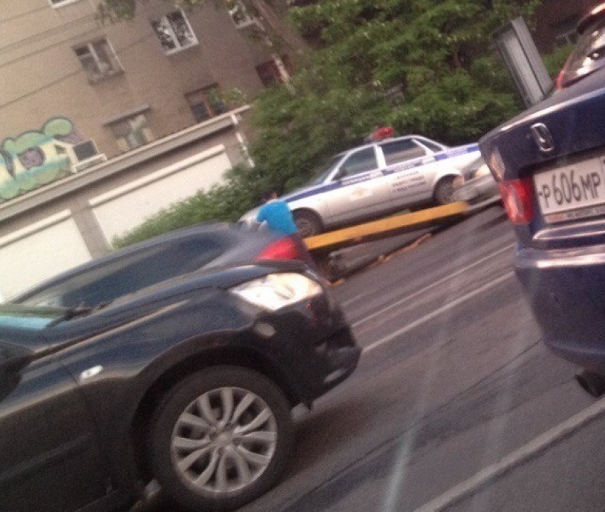 Эвакуатор забрал очередную полицейскую машину в Воронеже 