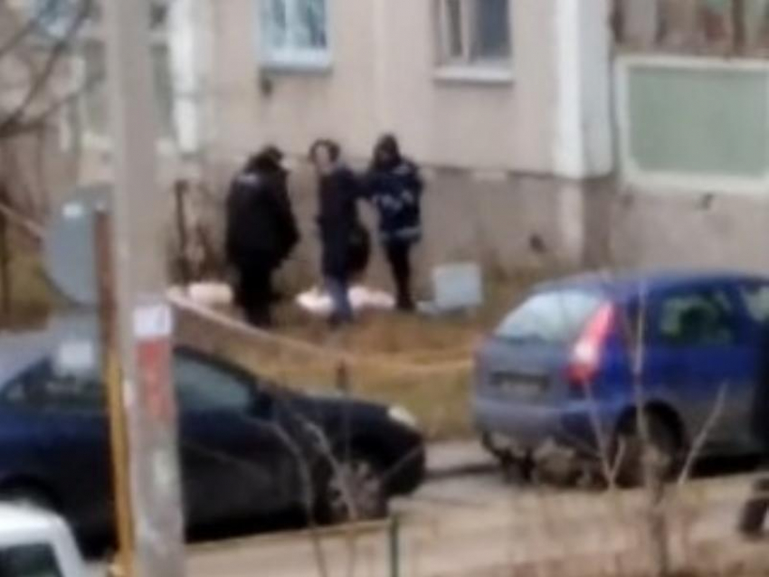 Труп женщины нашли под окнами девятиэтажки в Воронеже 