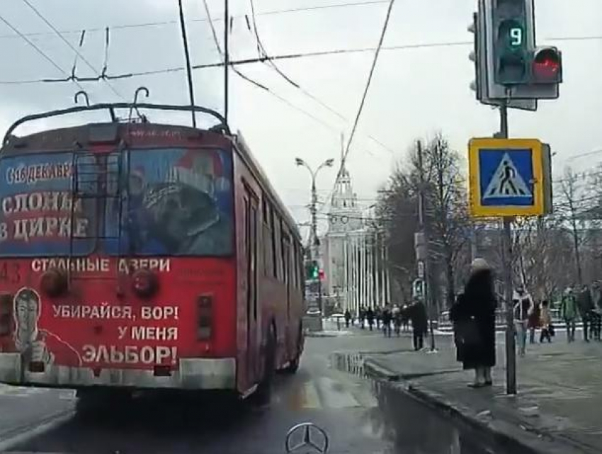 Троллейбус уделал воронежских лихачей и попал на видео