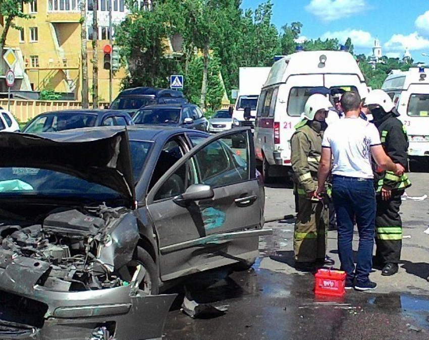 В массовой аварии на воронежской набережной пострадала 10-месячная девочка