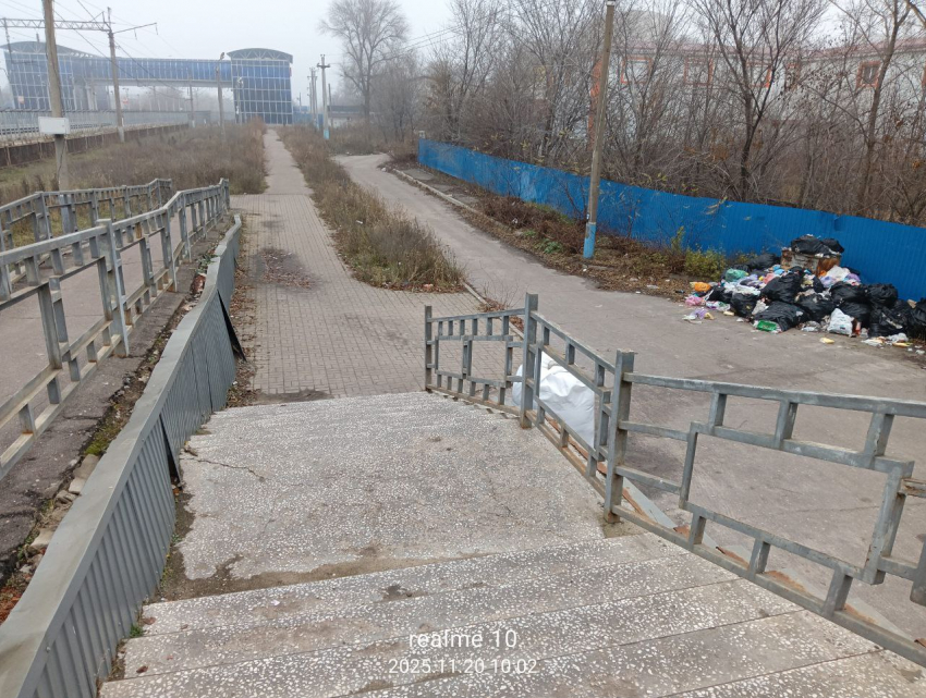 Опасная лестница вносит долю риска в жизнь воронежцев