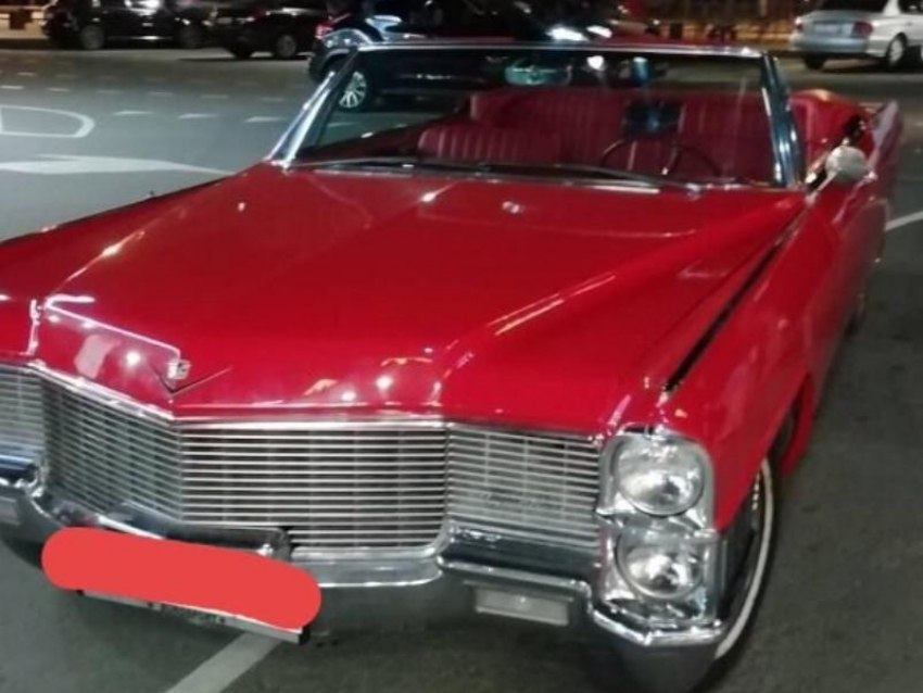 Элегантный глянцевый Cadillac сняли у McDonald’s в Воронеже  