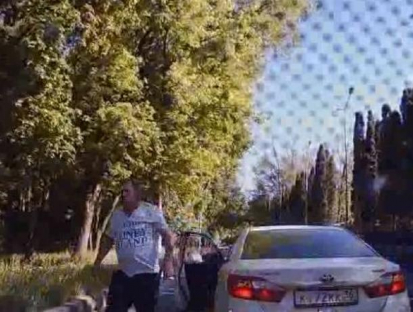Агрессивный король дорог, предложивший водителю «потеряться", попал на видео