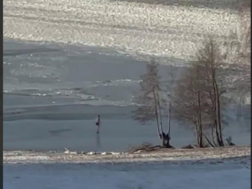 Голая прогулка по льду попала на видео в Воронеже