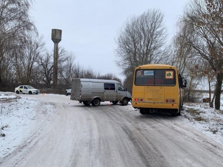 Переполненный детьми школьный автобус столкнулся с «Газелью» под Воронежем