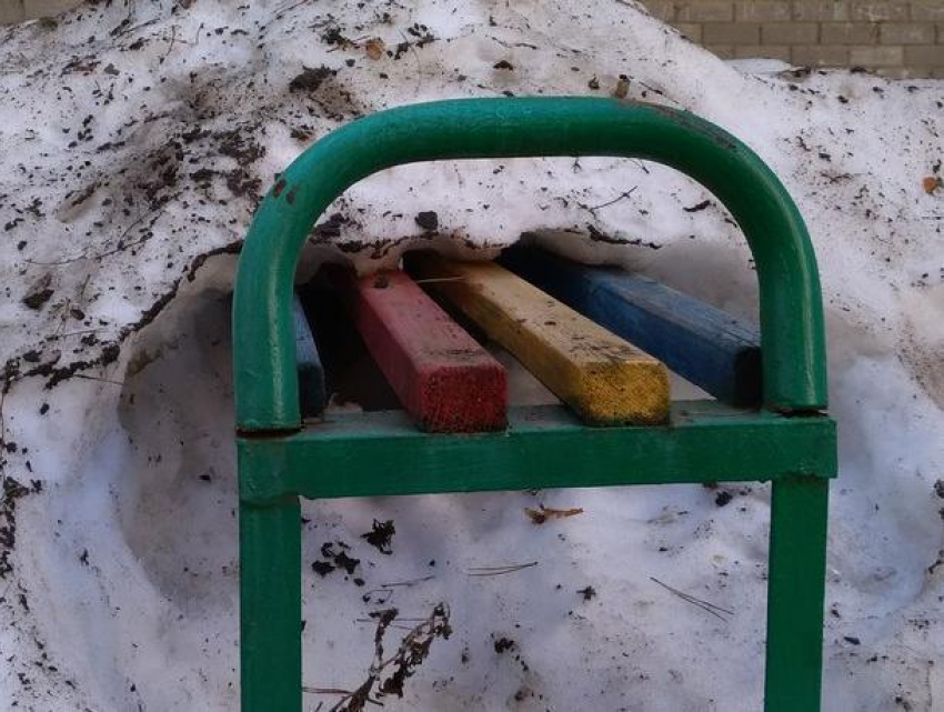 Первые скамейки робко пробились из-под снега в Воронеже