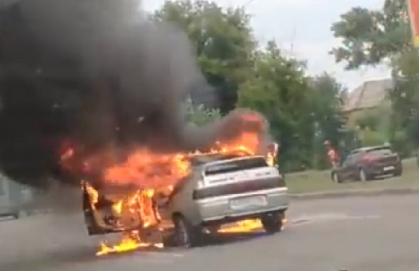 На видео попало, как посреди дороги в Воронеже ВАЗ выгорает дотла