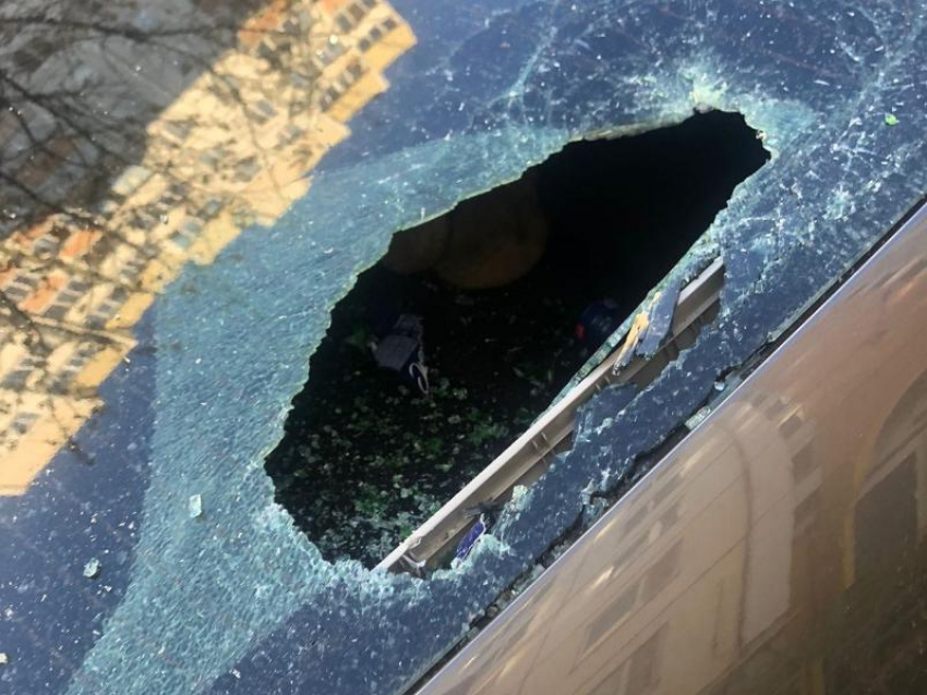 Бессовестный воронежец разбил стекло автомобиля соседке, выбросив бутылку из окна