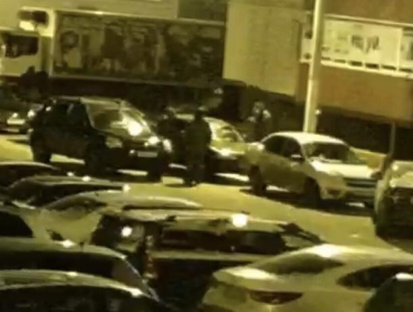 В Воронеже угонщики-гастролеры не смогли вскрыть авто, зато попали на камеры