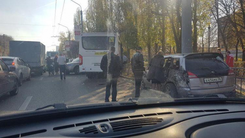 Маршрутка протаранила семь припаркованных машин и попала на снимки в Воронеже