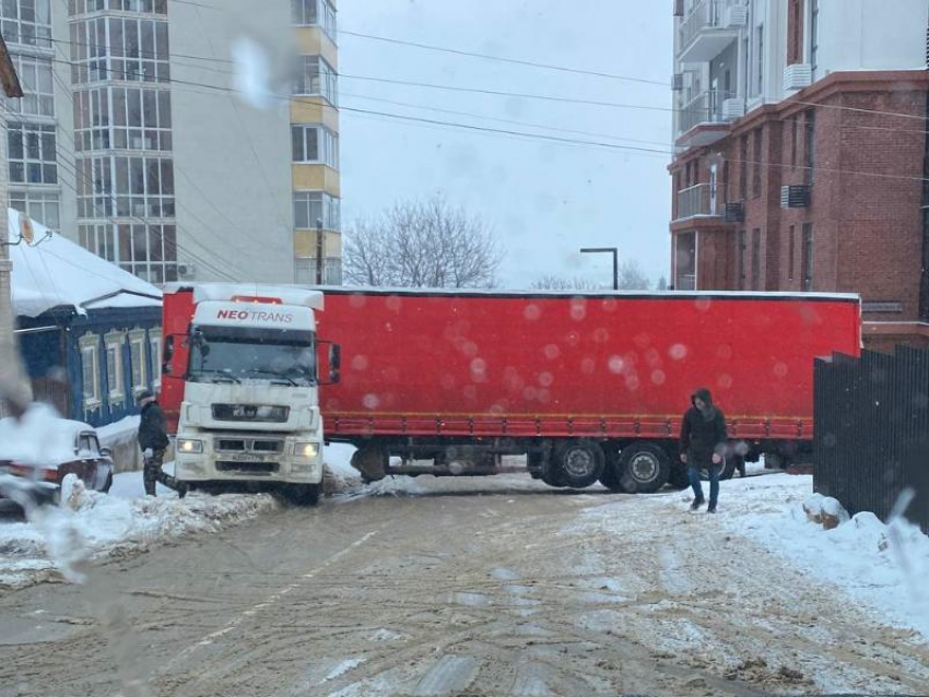 Огромная фура полностью заблокировала дорогу в Воронеже 