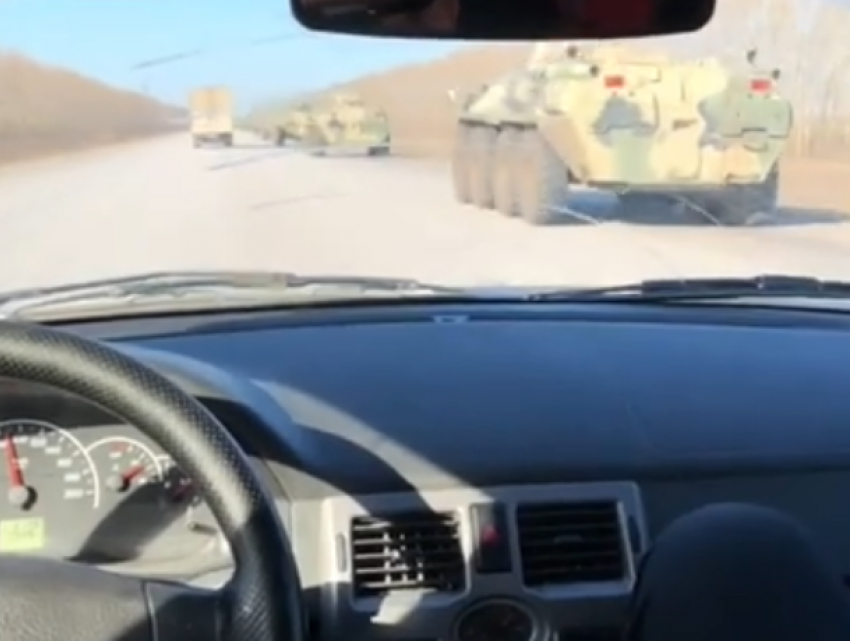 Колонна военной техники попала на видео в Воронеже