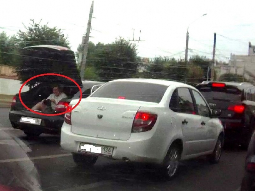 Беспечный способ перевозки оператора сняли на фото в Воронеже