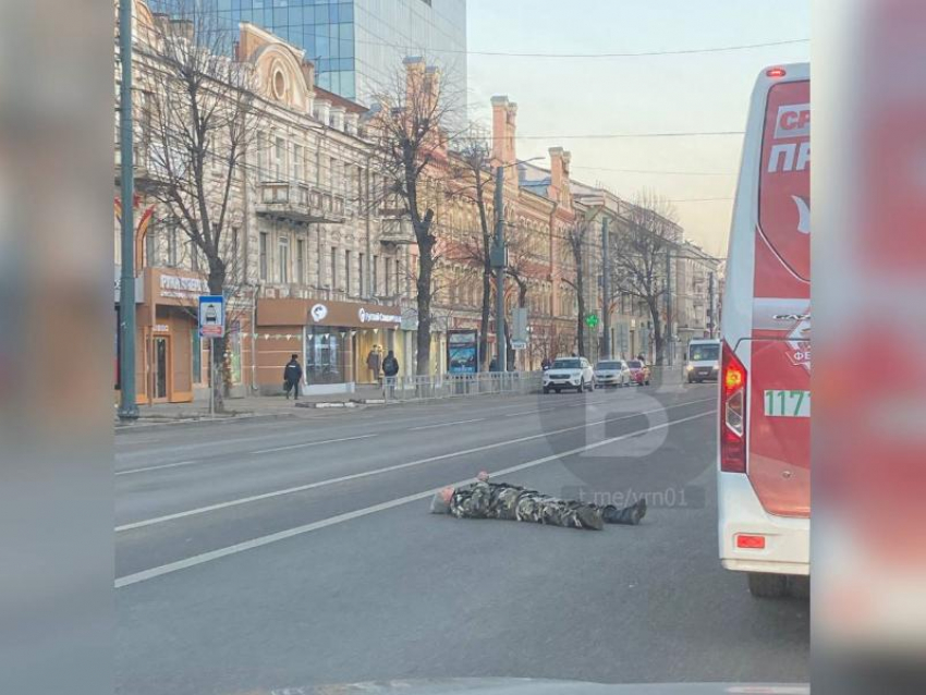 Пешехода, кидавшегося под машины, опять обнаружили лежащим на проезжей части в центре Воронежа