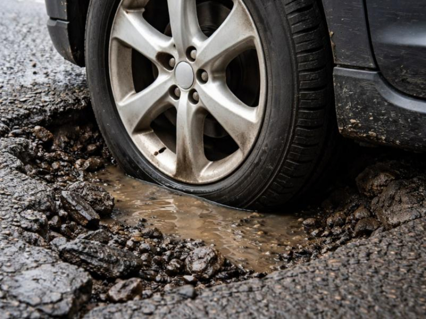 Белгородцу заплатили деньги за разбитую в воронежской яме иномарку 