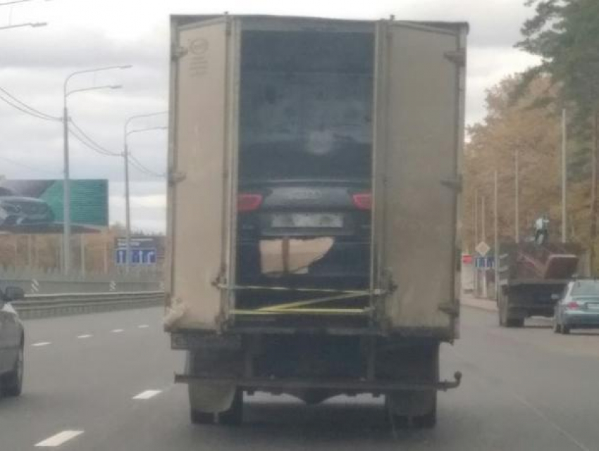 Audi, наблюдающую из грузовика, заметили в Воронеже