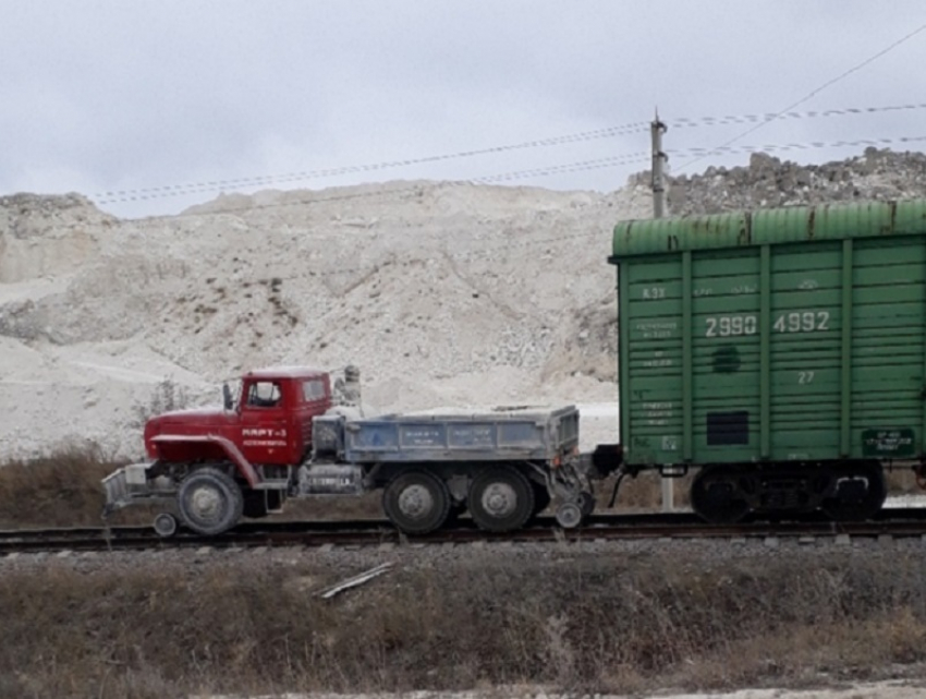 Тянущий за собой поезд грузовик сняли под Воронежем   