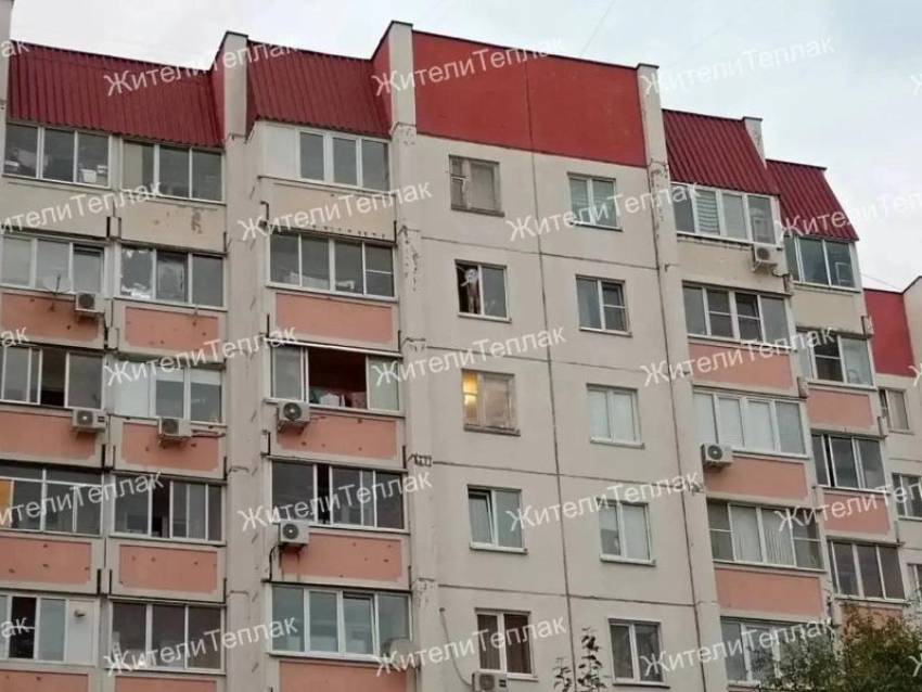 Ребёнка заметили на подоконнике девятого этажа в Воронеже