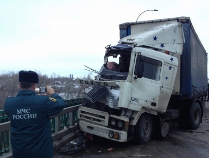 Грузовик на огромной скорости протаранил автобус на воронежском участке трассы М-4 «Дон» 