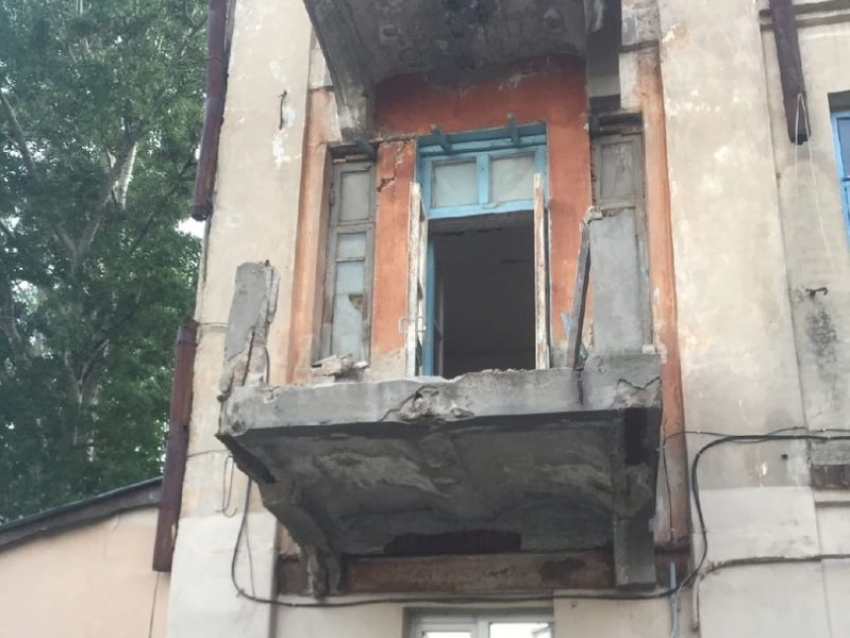 Решетки с вековой историей выломали в старинном доме в центре Воронежа
