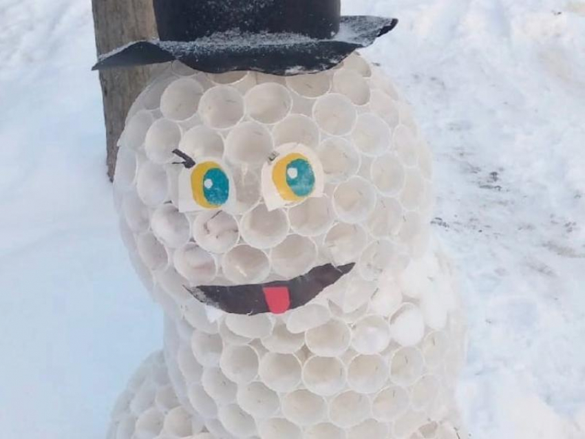 Снеговичок-стакановичок появился на воронежской улице 