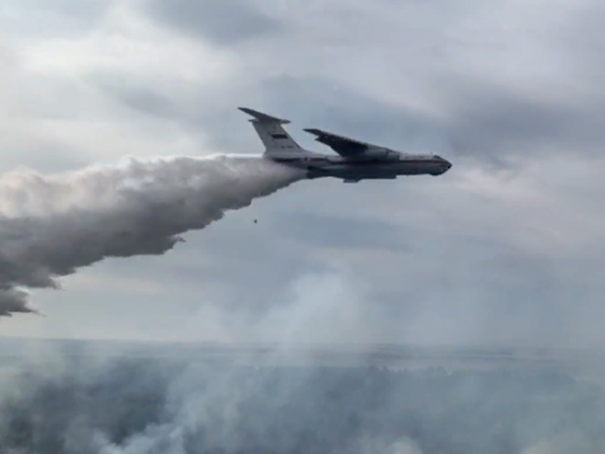 Спасатели сражаются с тремя крупными пожарами в Воронежской области 