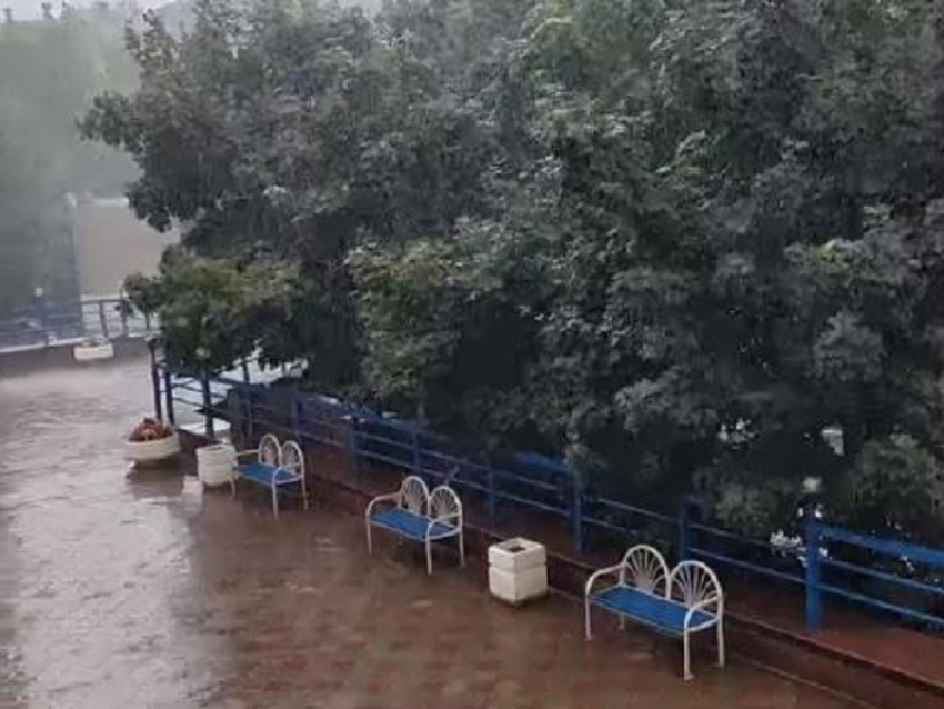 Град ударил по Воронежу вместе с дождём – опубликовано видео