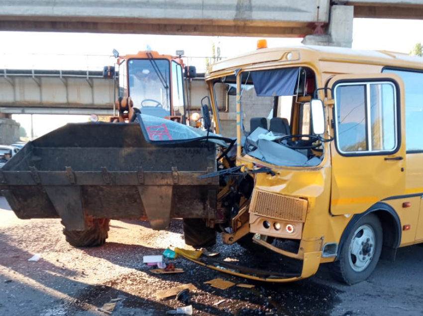 Воронежский школьный автобус влетел в ковш погрузчика — пострадали 6 детей и учительница