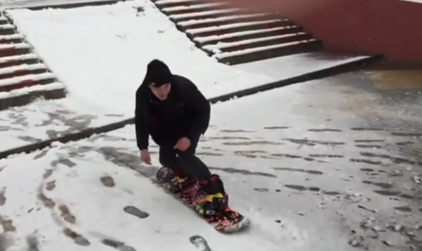 Апрельское катание на сноуборде по улицам Воронежа попало на видео  