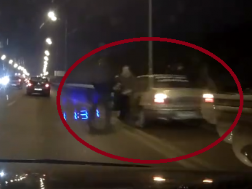 Подстава для автомобилистов в темноте попала на видео в Воронеже 