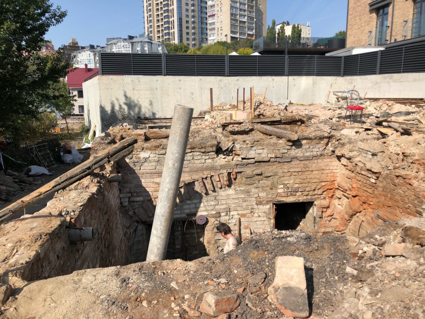Древние подвалы обнаружили после сноса дома в центре Воронежа