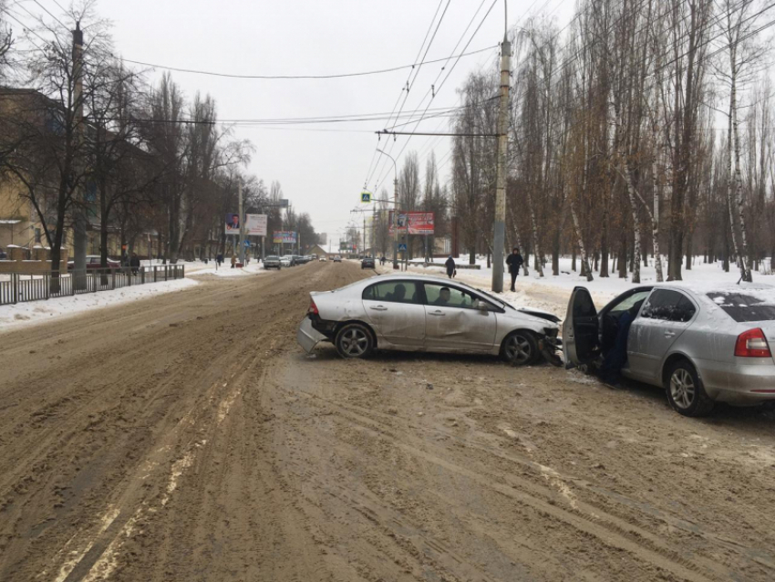 Колоссальное количество ДТП зафиксировано на фоне снегопада в Воронежской области