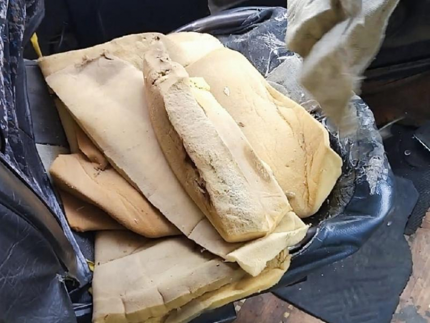 «Зимой со всех щелей дует»: мы побывали в троллейбусе с распотрошенным креслом водителя 