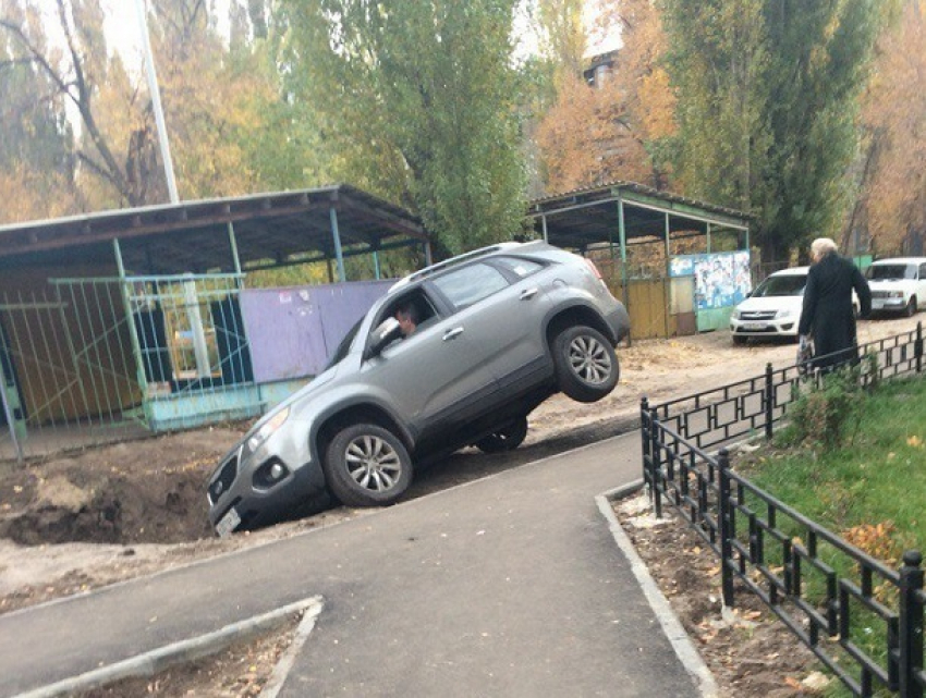 Пытавшийся проехать по пешеходной дорожке внедорожник ушел под землю в Воронеже