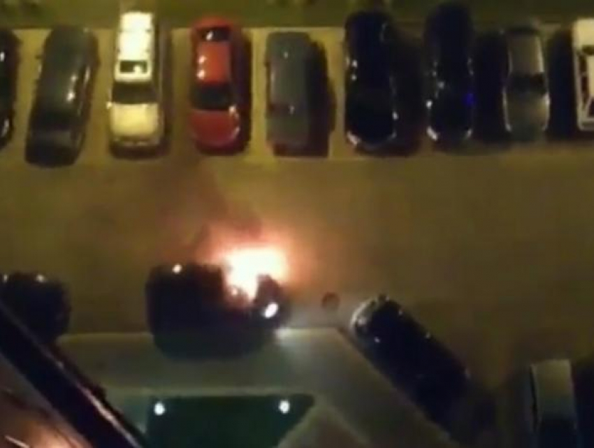Неизвестные подожгли машины в воронежском ЖК «Олимпийский»