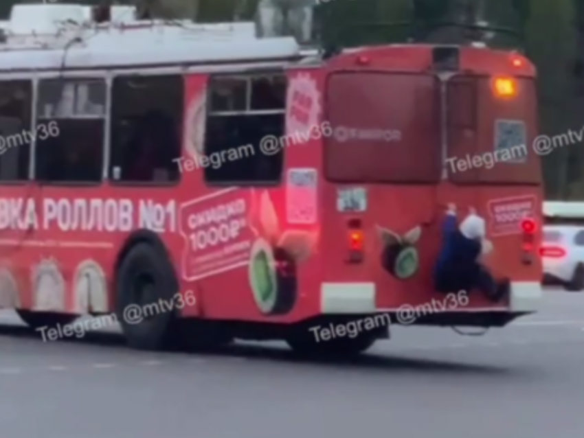 Юный и отчаянный: зацепер попал на видео на Памятнике Славы в Воронеже