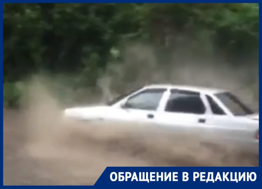 Отчаянная борьба автомобилей со стихией произошла в центре Воронежа