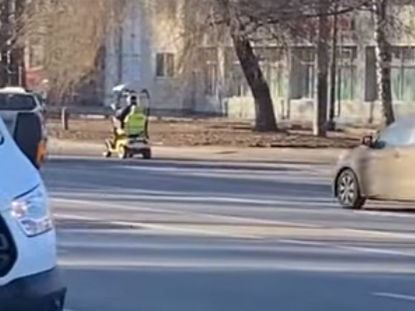 Миниатюрный гольф-кар рассекал по проезжей части в Воронеже