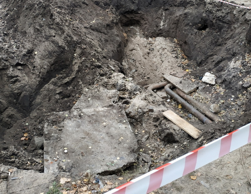 Огромную яму после ремонта трубопровода коммунальщики бросили в Воронеже