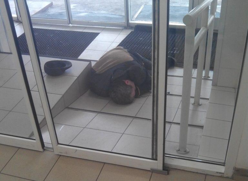 После покупки водки воронежец уснул в супермаркете и попал на фото 