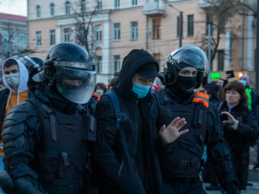 Семь человек наказали за участие в воронежском митинге в поддержку Навального