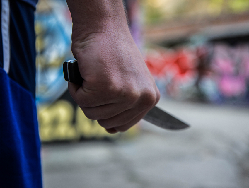 Напал со спины: парень ранил ножом незнакомца в подъезде в Воронеже